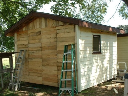 step-by-step-instructions-on-how-to-build-a-chicken-coop-from-pallets 